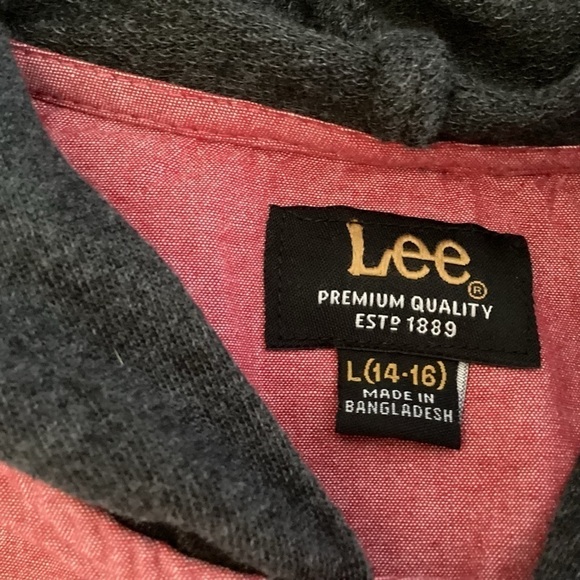 Lee’s NWOT Women’s Red Button Up Blouse With Black Hood.  Size 14-16 - Picture 4 of 5